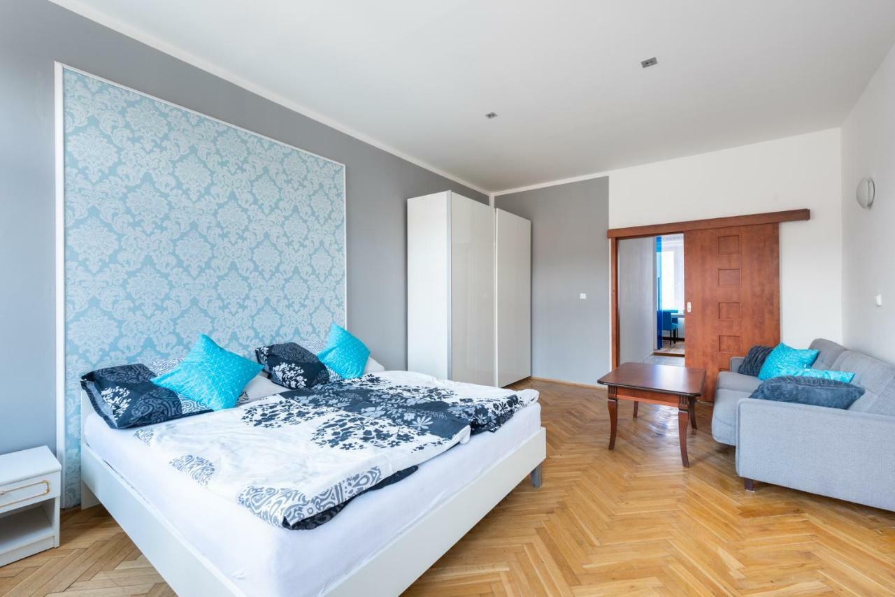 Bright Few Steps From Centre Apartment *