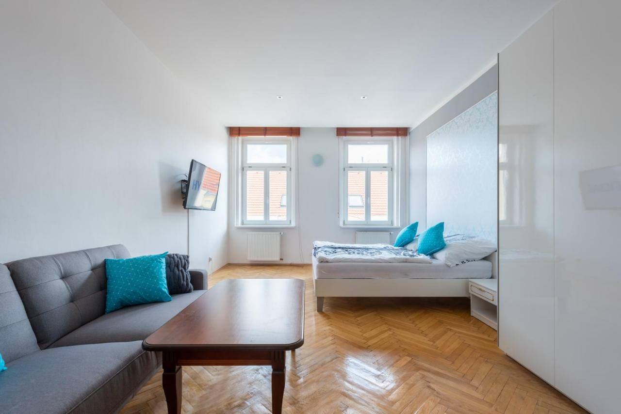 Bright Few Steps From Centre Apartment *